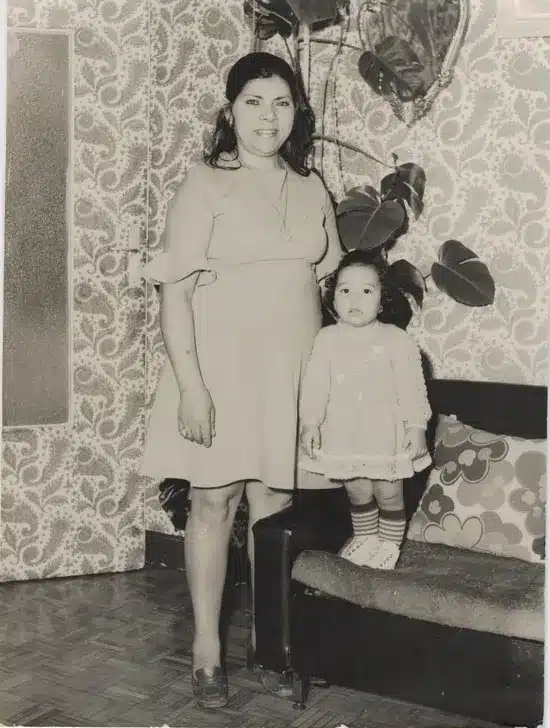 Portrait d'une mère et sa fille dans un appartement