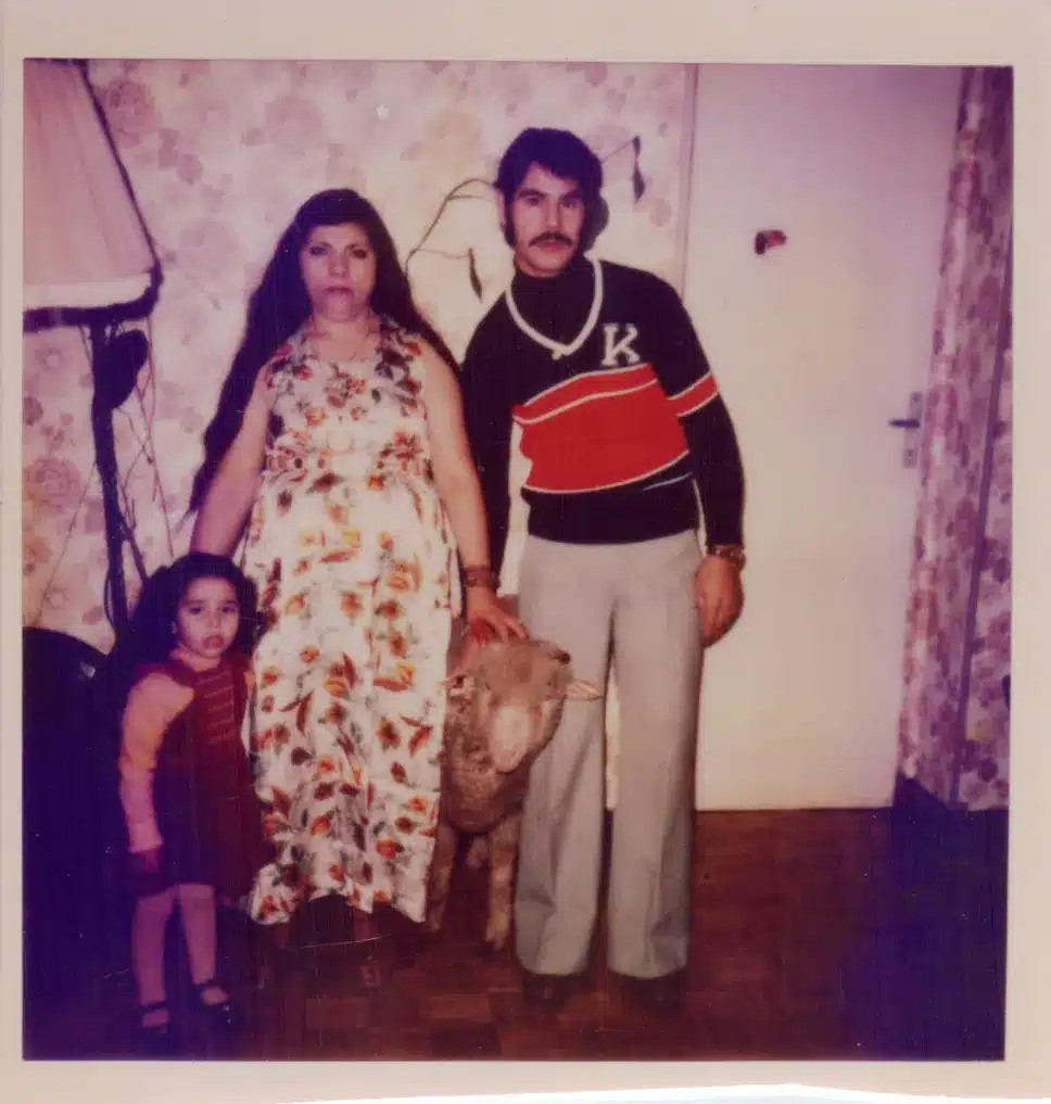 Photo de famille dans l'appartement avec un mouton pour l'Aïd