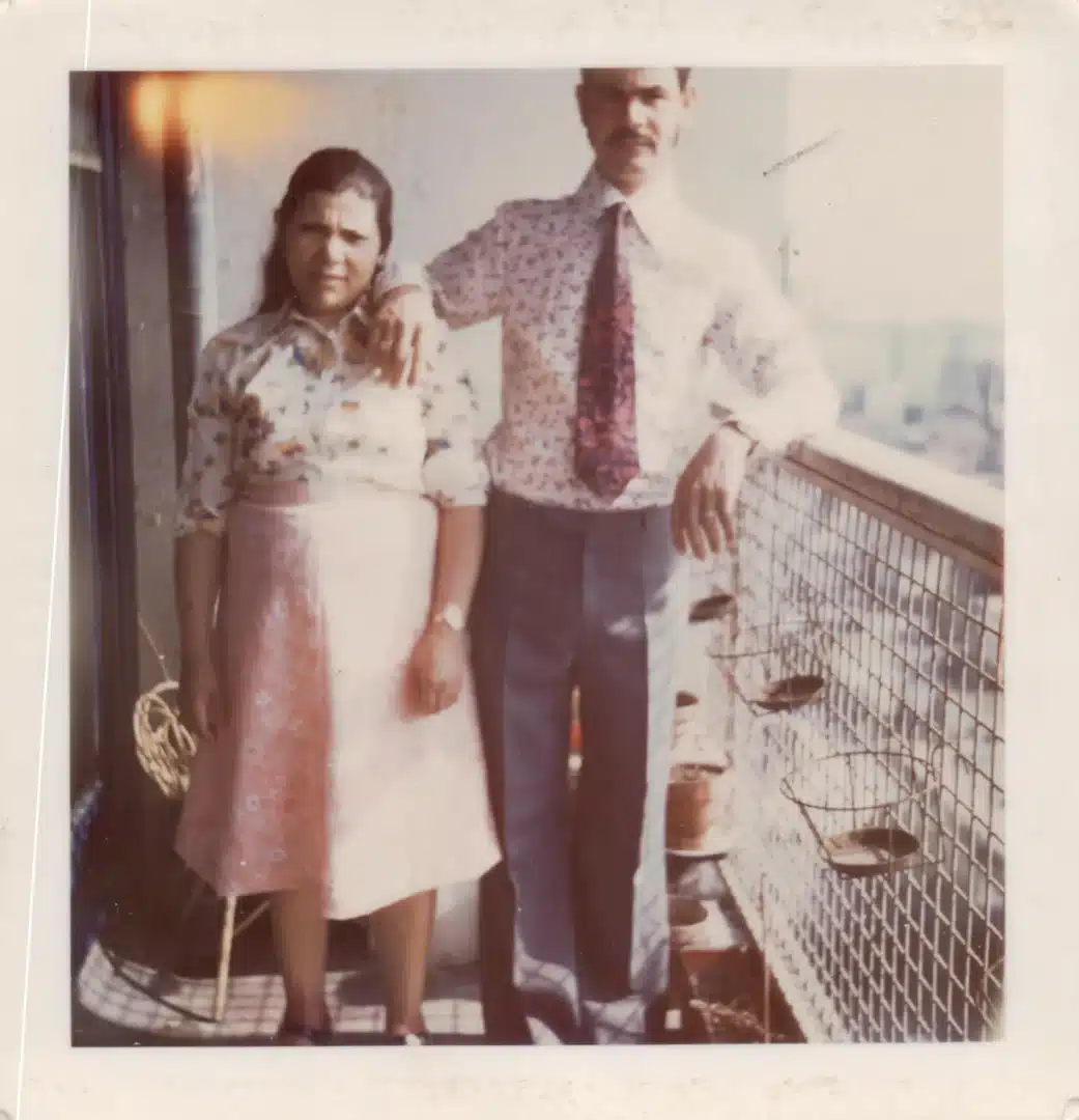 Un couple pose sur le balcon de son appartement
