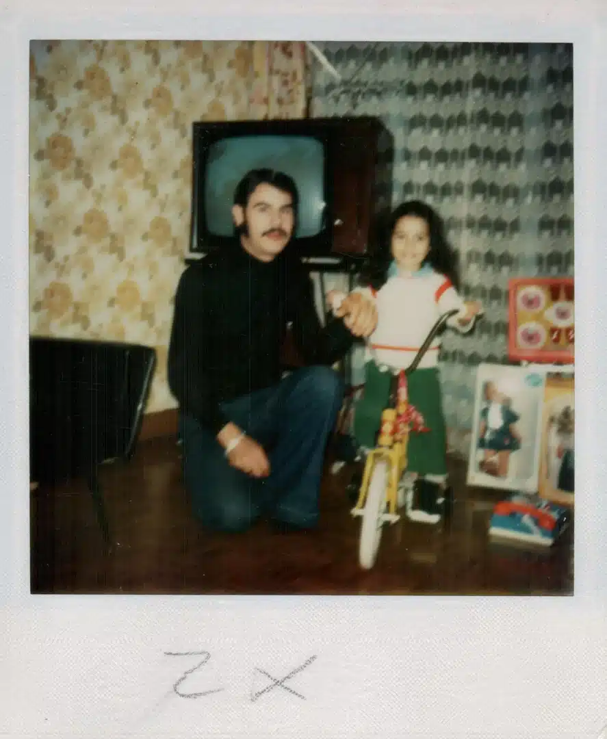 Un père avec sa fille qui a reçu un vélo en cadeau