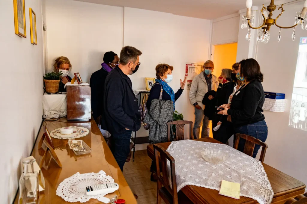Visite guidée dans la reconstitution historique d'un appartement HLM, années 1960