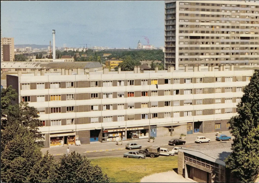 Vue extérieure d'un grand ensemble, années 1960
