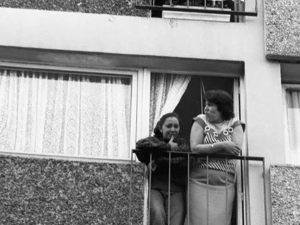 Une femme et une fille accoudés à leur fenêtre