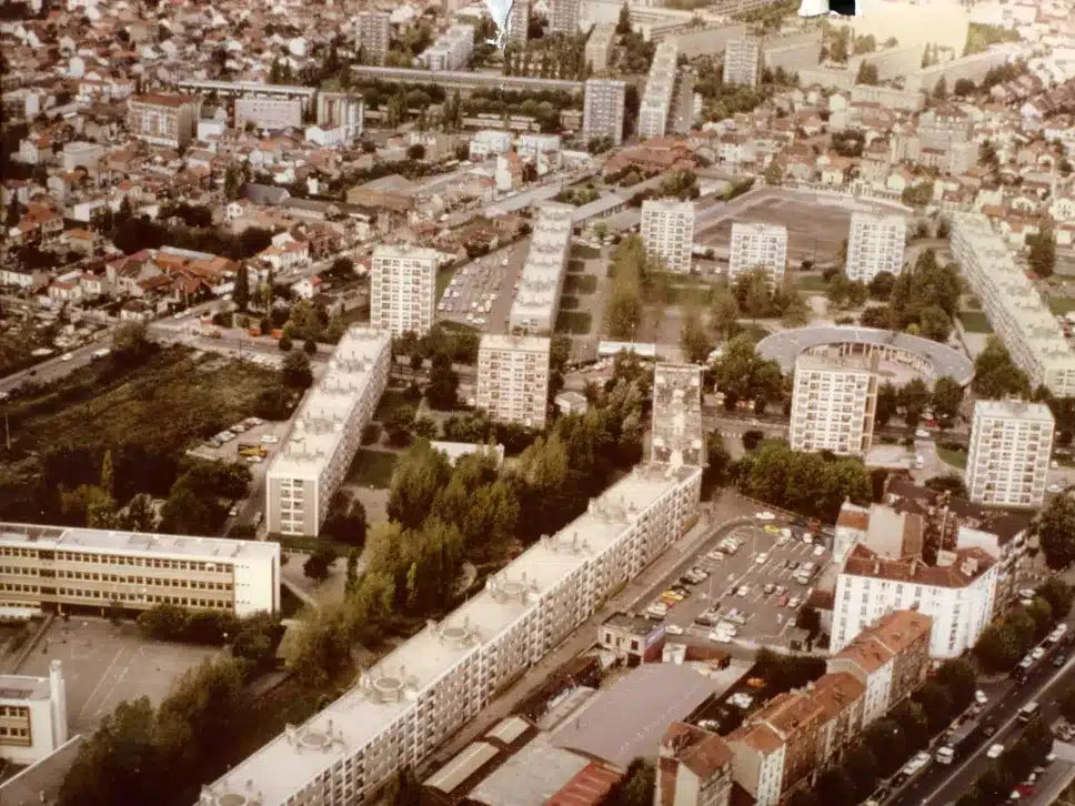 Vue aérienne d'un quartier de grand ensemble en banlieue parisienne