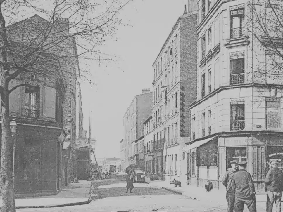 Photographie en noir et blanc d'une scène de rue en banlieue parisienne à la fin du XIXe siècle