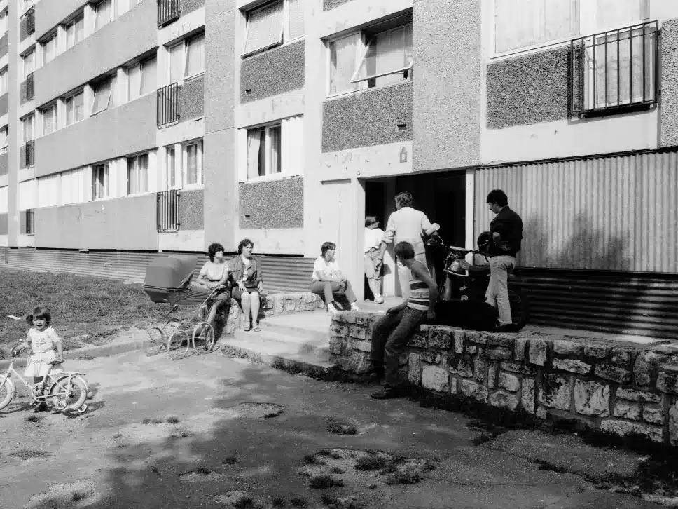 Groupe de personne devant l'entrée d'un immeuble