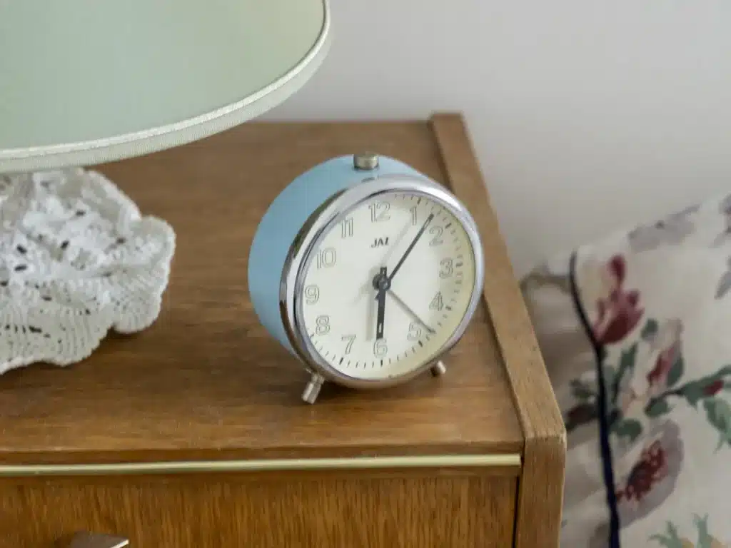 réveil années 1960 sur une table de chevet