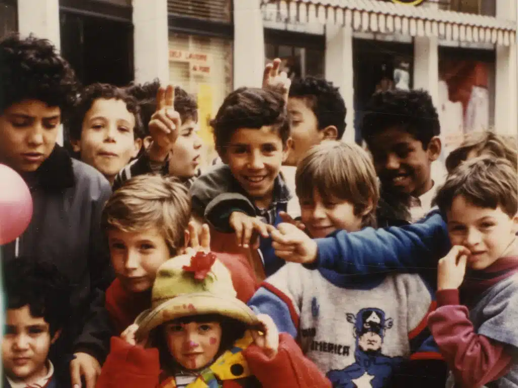 Groupe d'enfants lors d'une fête de quartier
