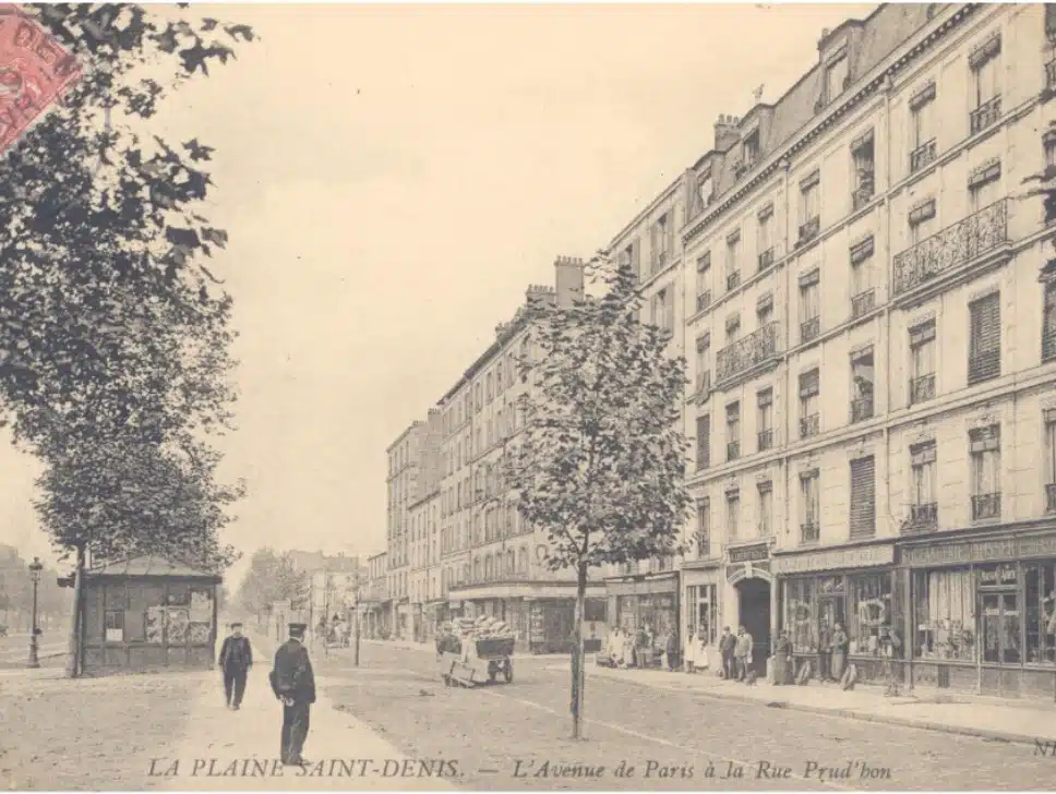 Vue d'une rue de banlieue au début du XXe siècle. Carte postale en noir et blanc